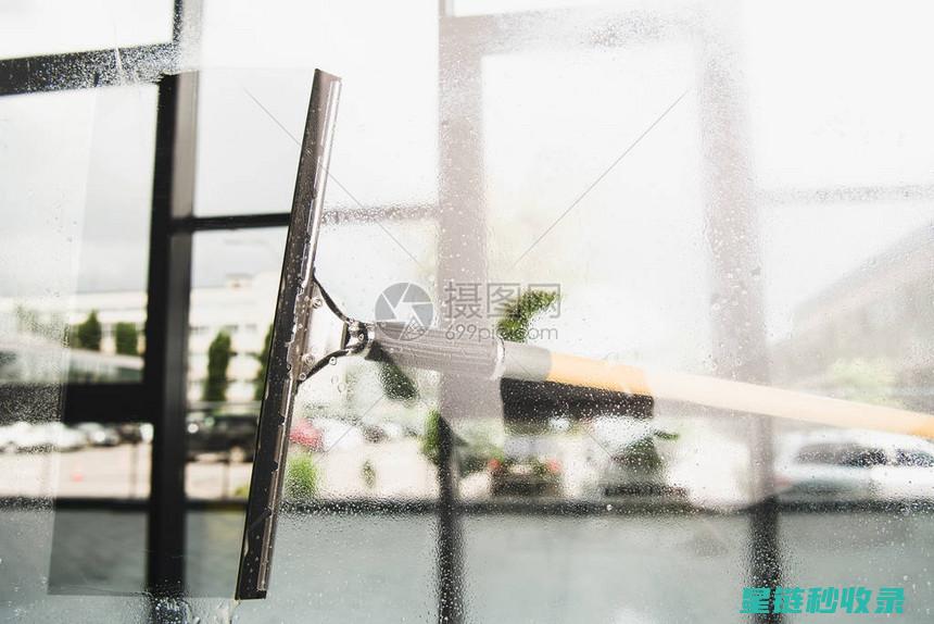 窗户清洁与除雾：从基础到进阶的全攻略 (窗户清洁与除雾的区别)