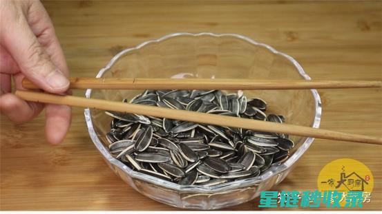 一分钟剥完一整头大蒜？试试这个快速剥蒜皮的方法 (一分钟能剥多少粒玉米)